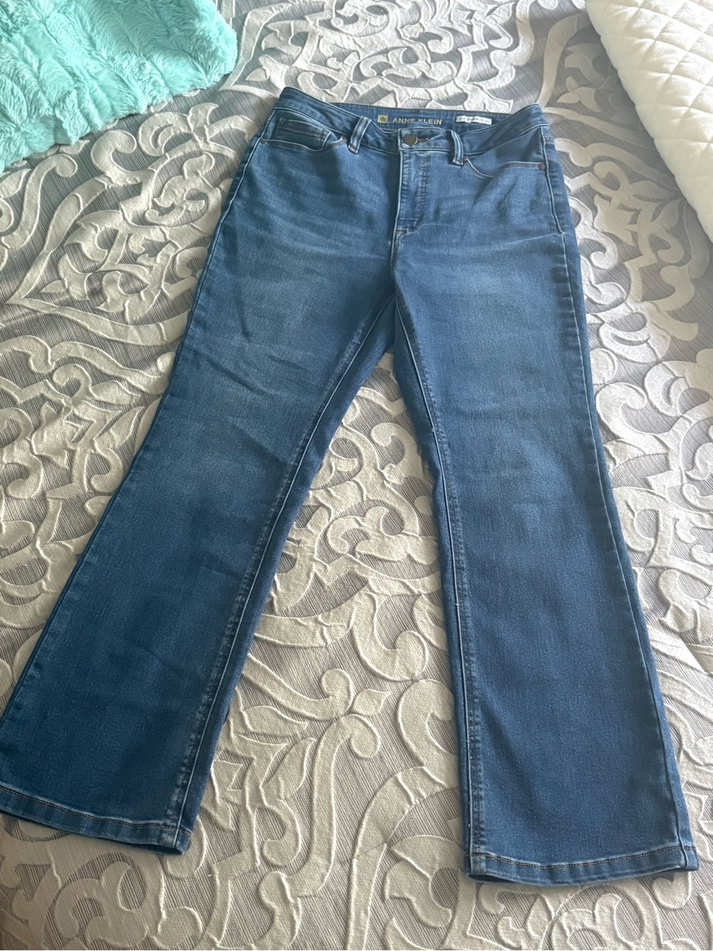Anne Klein Women's High Rise Bootcut Medium Wash Stretch
Jeans 6P